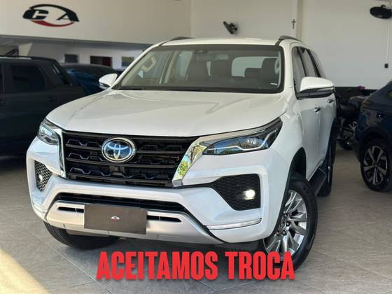 TOYOTA HILUX SW4 2.8 D-4D TURBO DIESEL SRX 7L 4X4 AUTOMÁTICO TOYOTA HILUX SW4 2.8 D-4D TURBO DIESEL SRX 7L 4X4 AUTOMÁTICO